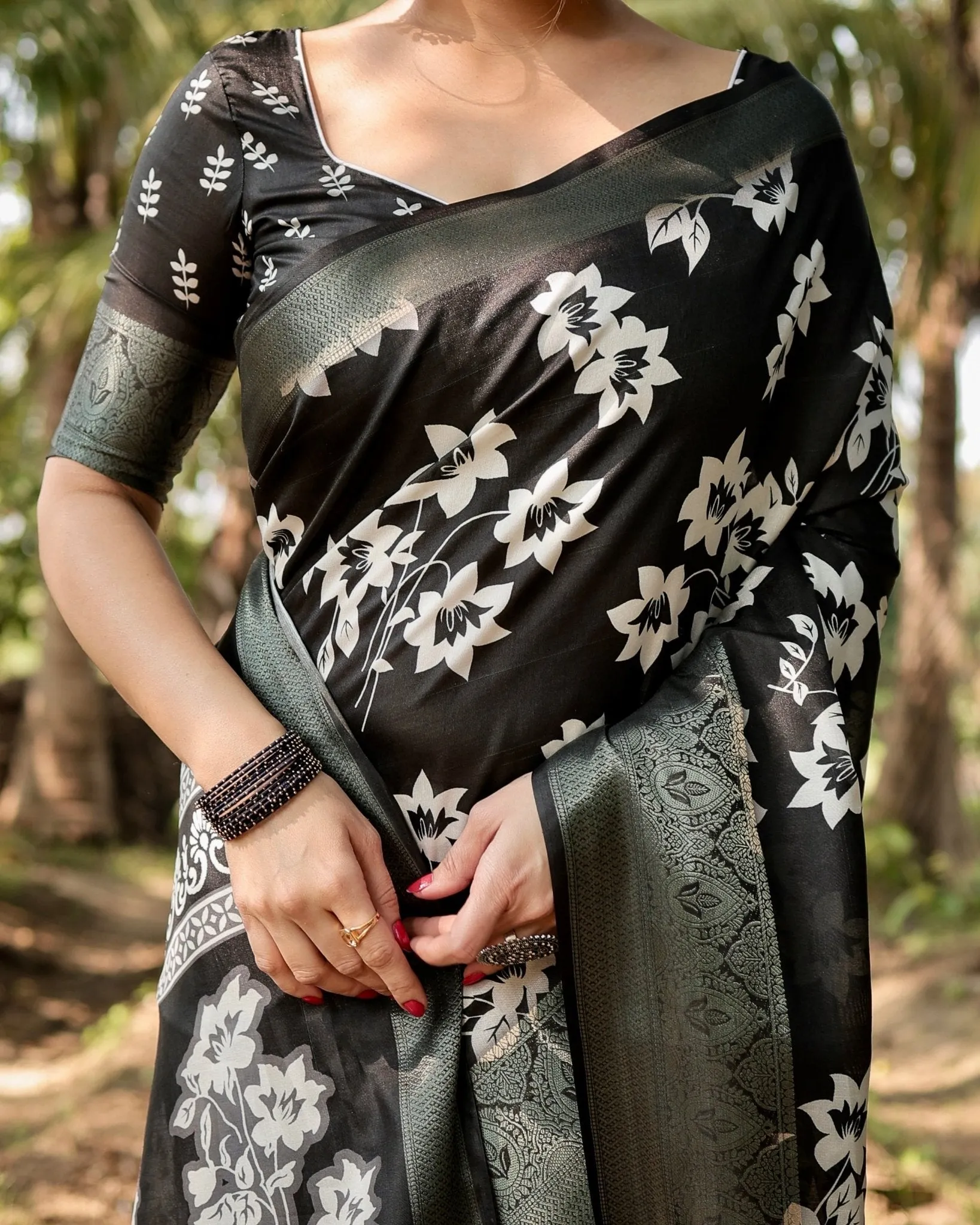 Elegant Black Banarasi Silk Saree with Zari Embellished Border and Bold Floral Pallu